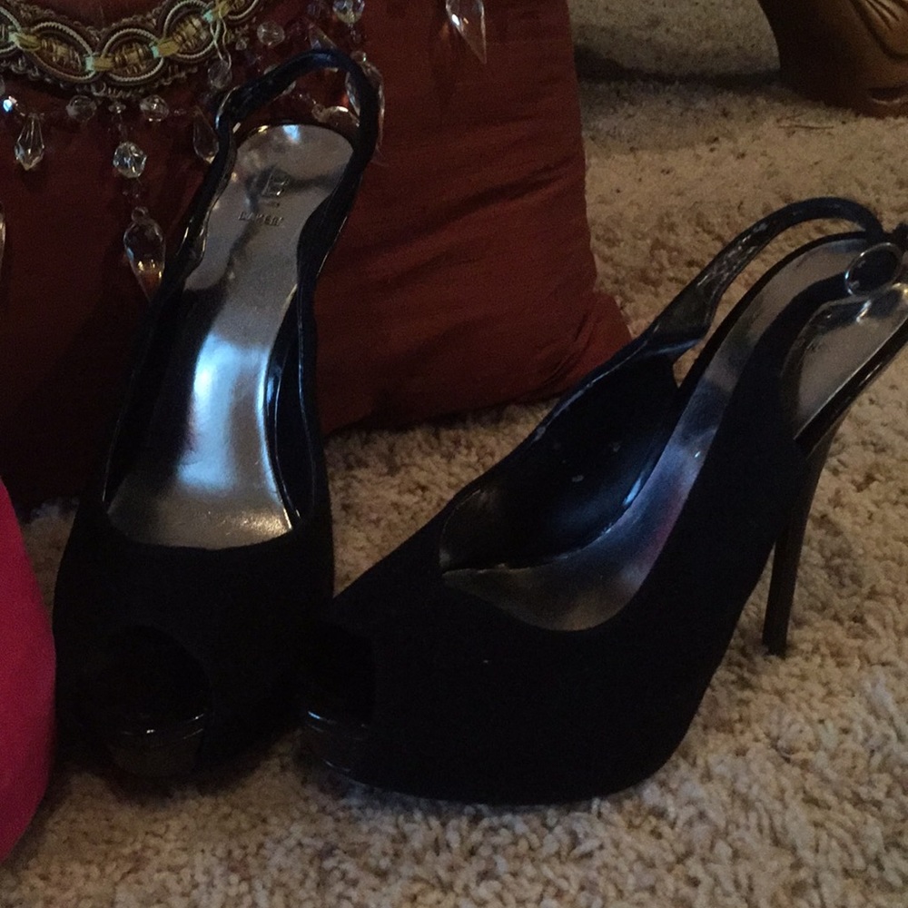Black vegan suede hidden platform pumps.